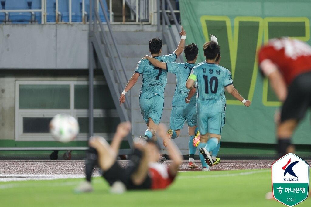 본문 이미지 - 안산 그리너스 최한솔이 골을 넣은 뒤 동료들과 기뻐하고 있다 &#40;한국프로축구연맹 제공&#41;