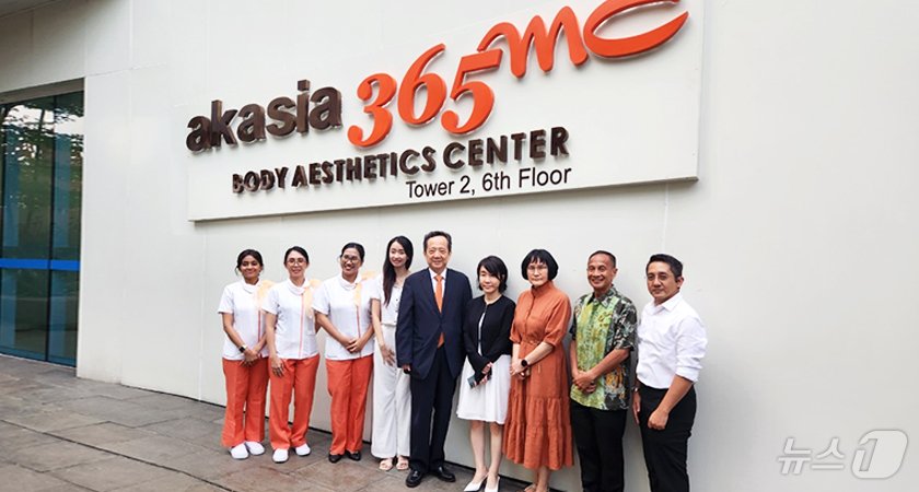 본문 이미지 - 비만클리닉·지방흡입 특화 의료기관 365mc는 지난해 7월 20일 인도네시아 자카르타에 위치한 마야파다 병원에서 인도네시아 오픈을 기념하는 개원식을 열었다. 김남철 대표원장&#40;가운데&#41;이 365mc 인도네시아 1호점에서 포즈를 취하고 있다.&#40;365mc 제공&#41;/뉴스1 ⓒ News1 