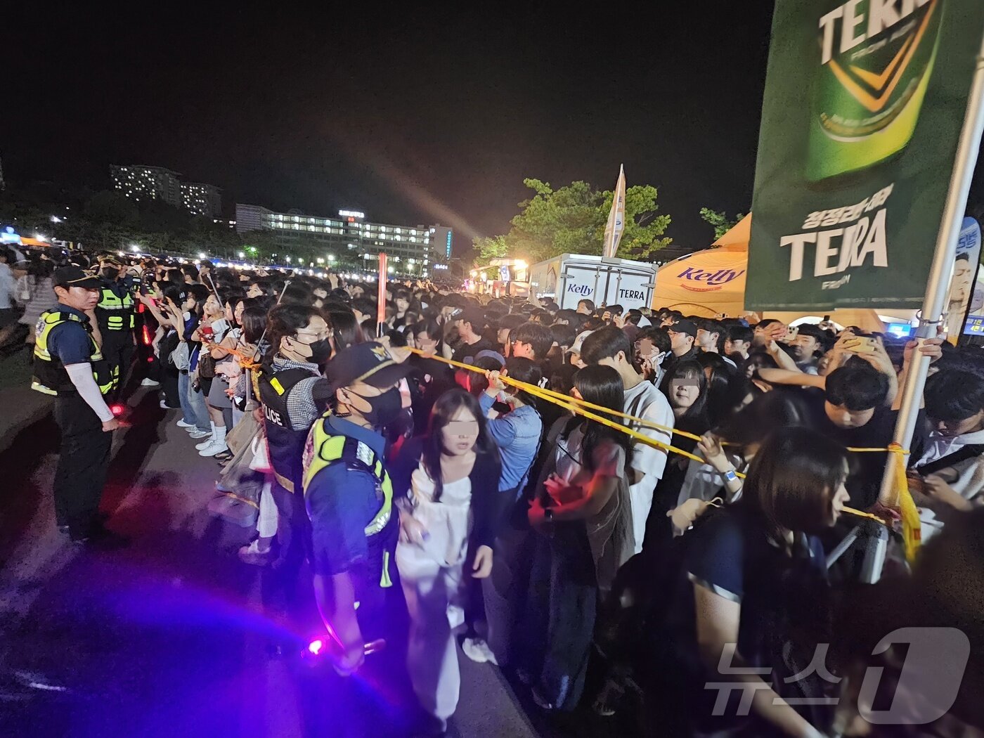 본문 이미지 - 27일 오후 광주 조선대학교 축제장에 4만5000여명의 인파가 몰리면서 한순간 통행이 불가능해지자 경찰이 통제선을 뚫고 사람들을 내보내고 있다. 2024.5.27./뉴스1 ⓒ News1 서충섭 기자