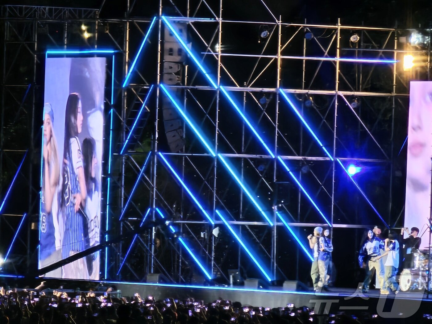 본문 이미지 - 27일 오후 9시30분쯤 조선대학교 축제 무대에 등장한 뉴진스가 공연을 하고 있다.이날 축제장에는 4만5000여명의 인파가 몰렸다. 2024.5.27./뉴스1 ⓒ News1 서충섭 기자