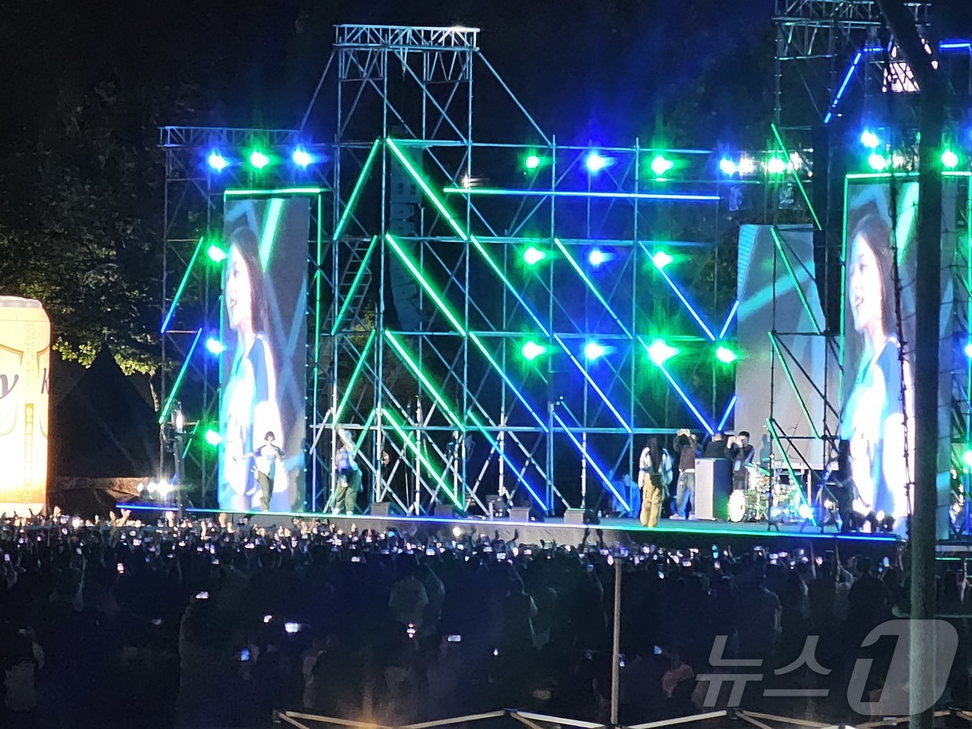 (광주=뉴스1) 서충섭 기자 = 27일 오후 9시30분쯤 조선대학교 축제 무대에 등장한 뉴진스가 공연을 하고 있다.이날 축제장에는 4만5000여명의 인파가 몰렸다. 2024.5.2 …