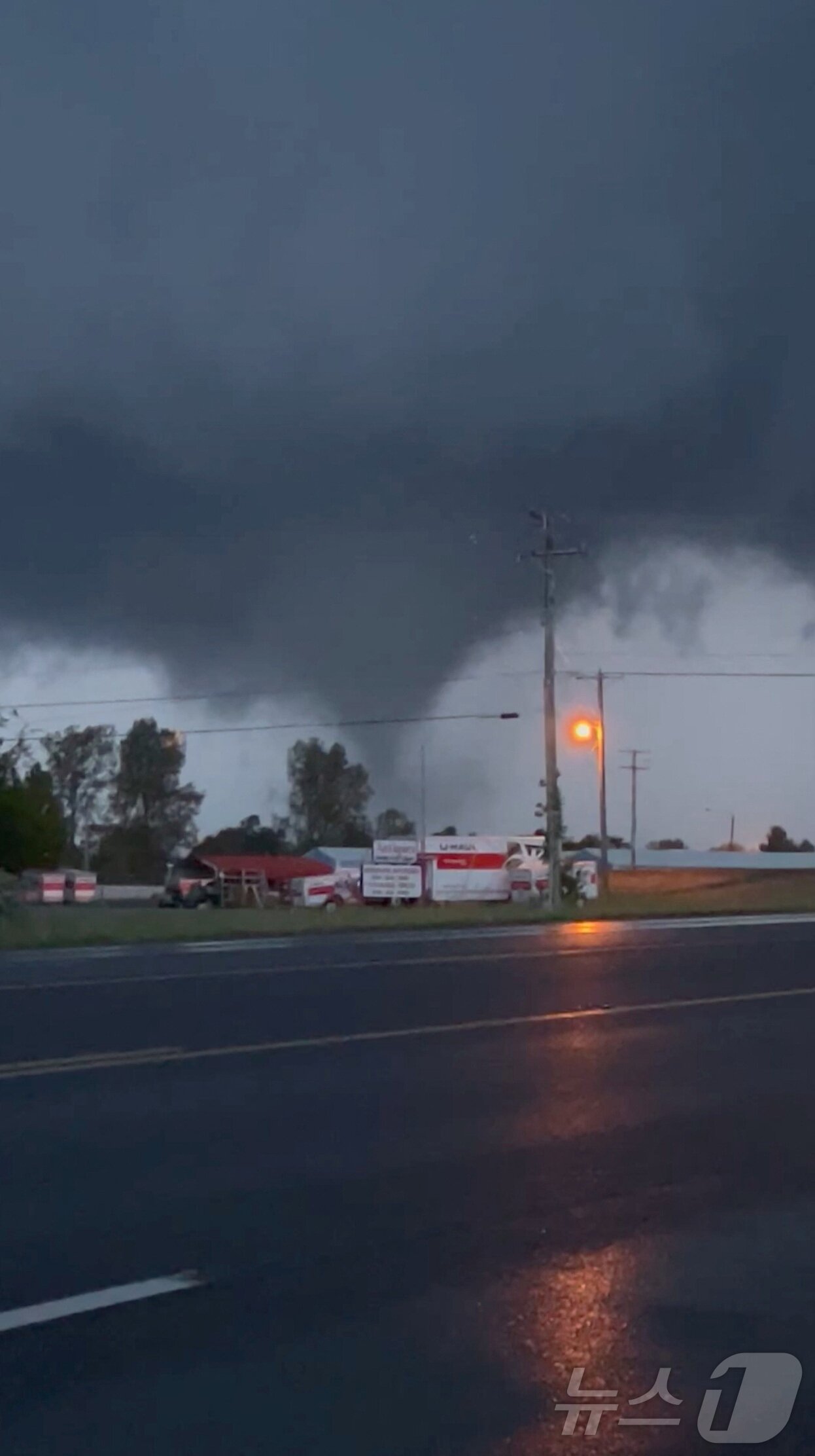 본문 이미지 - 26일(현지시간) 미국 켄터키주 에디빌에서 토네이도가 보이고 있다. 2024.05.26 ⓒ 로이터=뉴스1 ⓒ News1 정지윤 기자