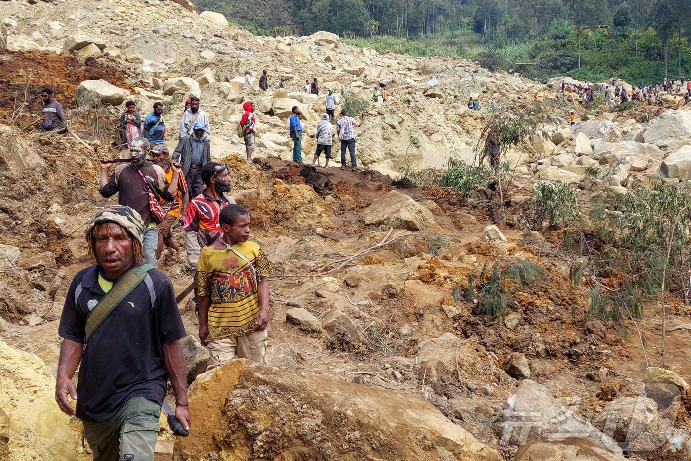 (얌발리 AFP=뉴스1) 우동명 기자 = 26일(현지시간) 파푸아뉴기니 엥가주 마이프 물리타카 지역의 얌발리 마을에서 산사태가 발생해 2000명 이상이 매몰된 현장서 주민들이 희생 …