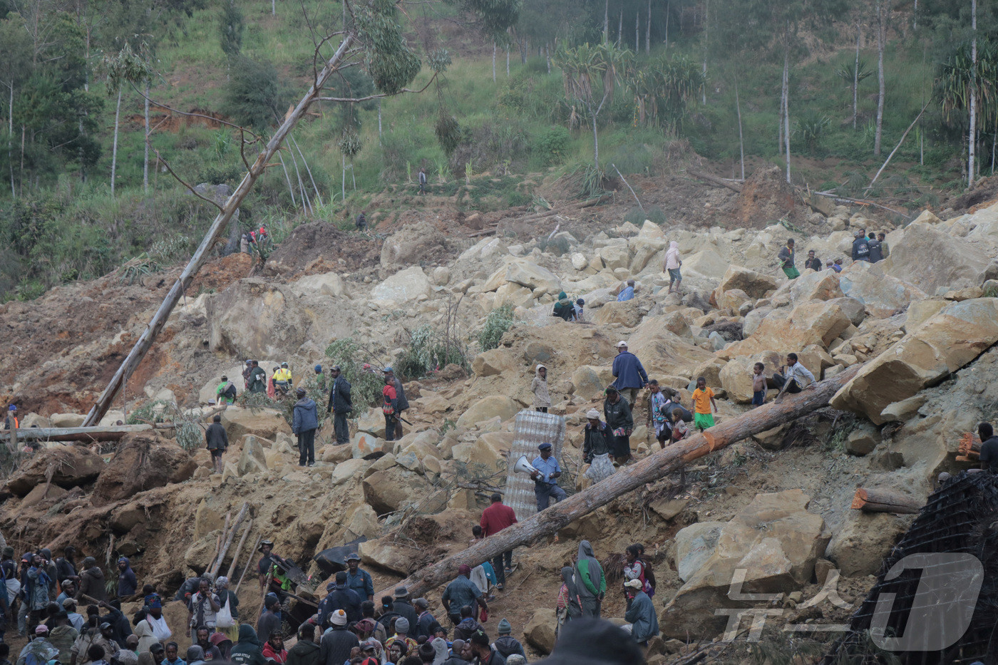 (얌발리 로이터=뉴스1) 우동명 기자 = 27일(현지시간) 파푸아뉴기니 엥가주 마이프 물리타카 지역의 얌발리 마을에서 산사태가 발생해 2000명 이상이 매몰된 현장서 구조대원과 주 …