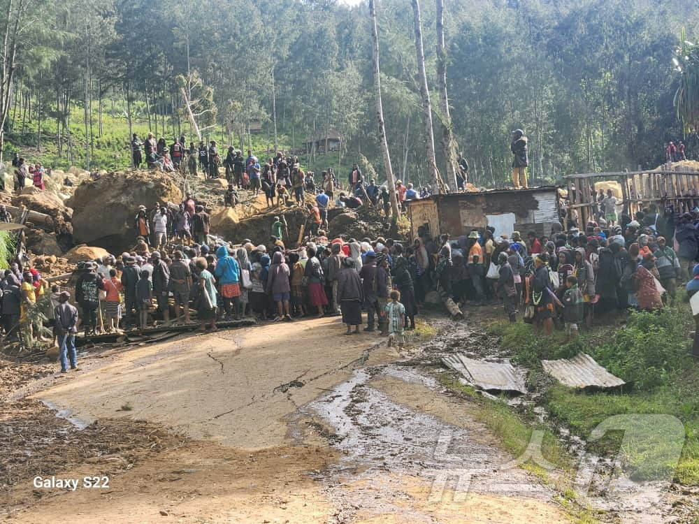 (얌발리 로이터=뉴스1) 우동명 기자 = 27일(현지시간) 파푸아뉴기니 엥가주 마이프 물리타카 지역의 얌발리 마을에서 산사태가 발생해 2000명 이상이 매몰된 현장서 주민들이 몰려 …