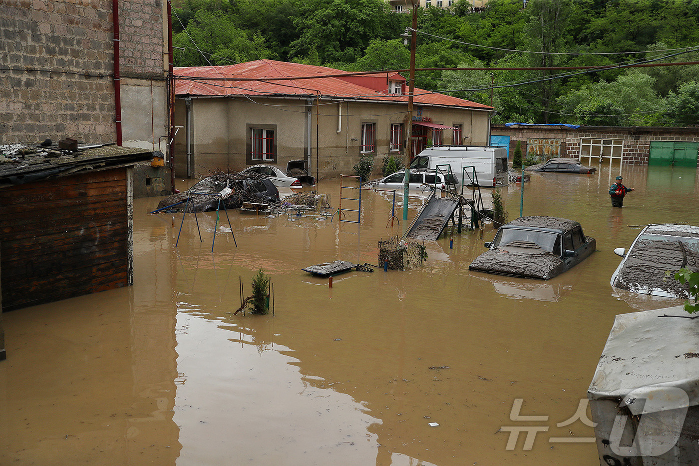 (로리 AFP=뉴스1) 우동명 기자 = 26일(현지시간) 폭우가 쏟아진 아르메니아 로리에서 물에 잠긴 주택과 차량들이 보인다. 2024.05.28ⓒ AFP=뉴스1