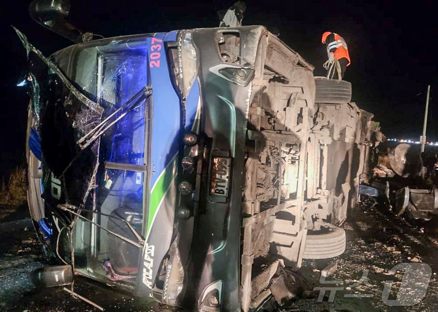 (리마 AFP=뉴스1) 우동명 기자 = 26일(현지시간) 페루 리마에서 화물 열차와 충돌해 전복된 버스에서 긴급 요원이 수색을 하고 있다. 2024.05.28ⓒ AFP=뉴스1