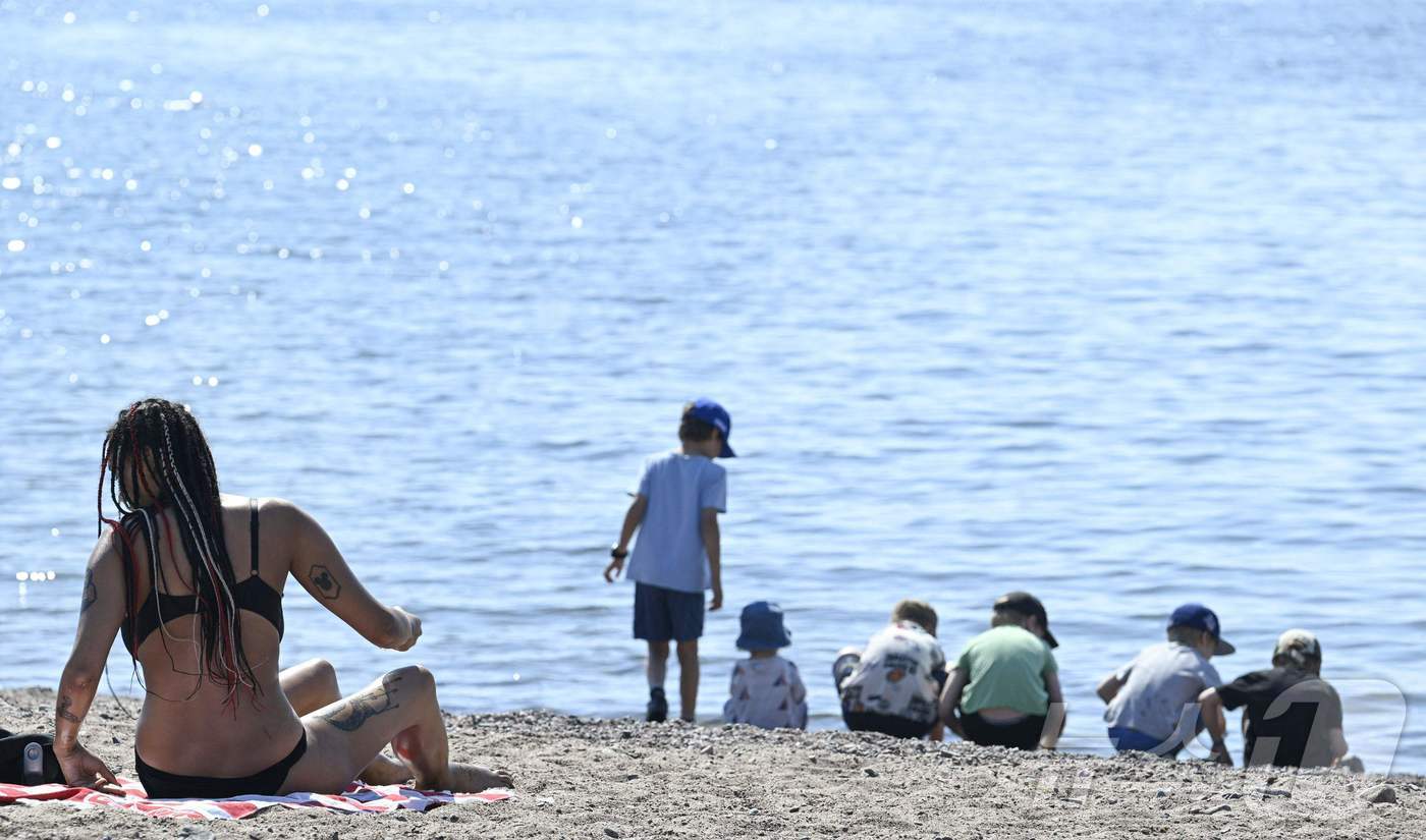 (헬싱키 AFP=뉴스1) 정지윤 기자 = 27일(현지시간) 핀란드 헬싱키에 무더운 날씨가 찾아들면서 사람들이 해변에서 물놀이를 즐기고 있다. 2024.05.27ⓒ AFP=뉴스1