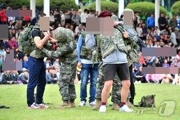  한 군부대 행사에서 시민들이 20~25㎏에 달하는 완전군장을 메고 무거움을 체감하고 있다. &#40;사진은 기사 내용과 무관함&#41; / 뉴스1 ⓒ News1 DB