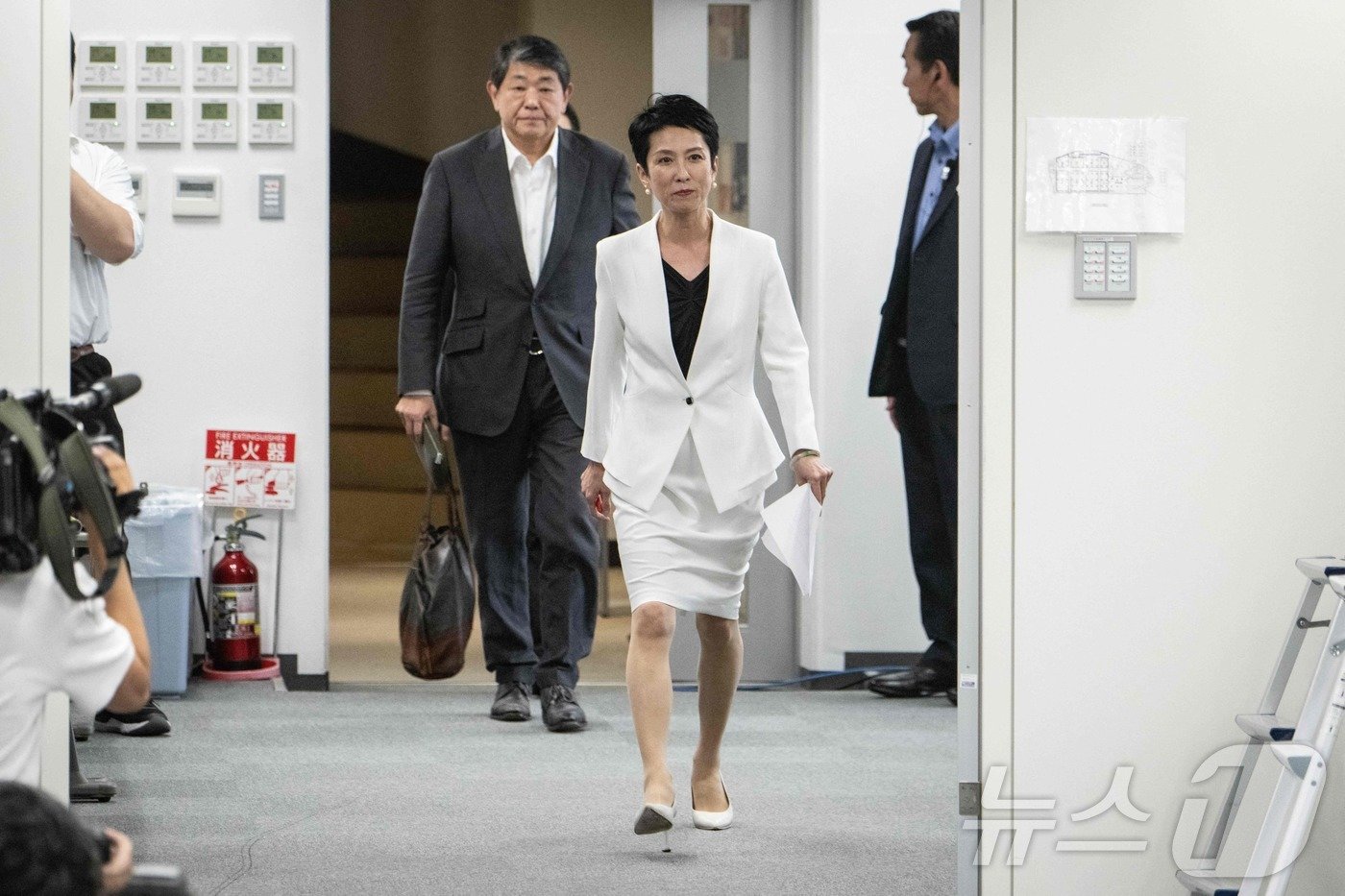 본문 이미지 - 렌호 일본 입헌민주당 참의원이 27일(현지시간) 도쿄 당사에서 도쿄 도지사 출마를 선언하는 기자회견에 도착을 하고 있다. 2024.05.28 ⓒ AFP=뉴스1 ⓒ News1 우동명 기자