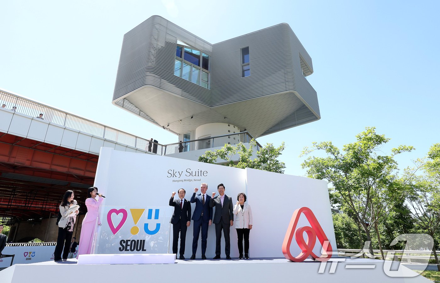 본문 이미지 - 에어비앤비가 10월부터 영업신고 의무화를 전면 시행한다. 사진은 지난해 데이브 스티븐슨 에어비앤비 최고사업책임자&#40;CBO&#41;가 방한해 오세훈 시장과 기념 촬영을 하는 모습.  2024.5.28/뉴스1 ⓒ News1 박지혜 기자