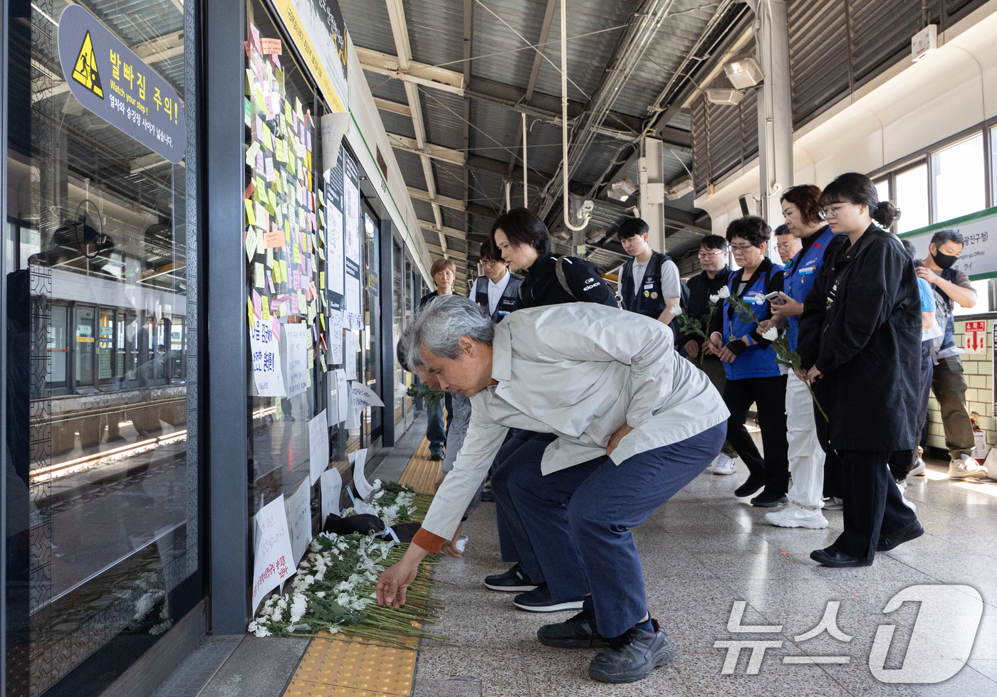 (서울=뉴스1) 이재명 기자 = 민주노총 공공운수노조 조합원들이 28일 오전 서울 광진구 지하철 2호선 구의역 9-4 승강장에서 열린 '구의역 산재사망 참사 8주기' 안전한 공공교 …