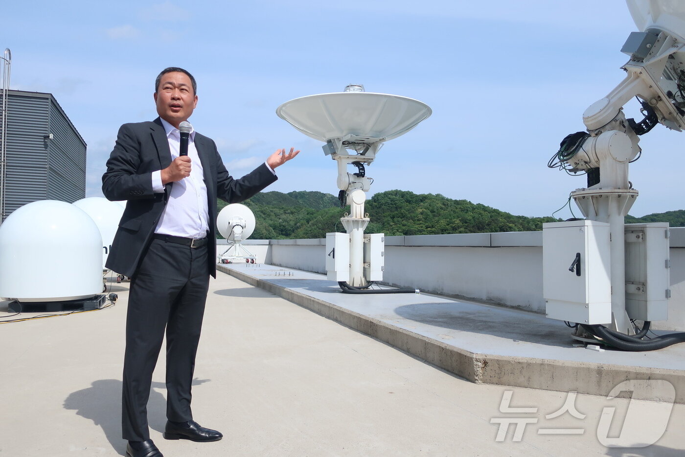 27일 경기도 평택 인텔리안테크 본사에서 자사의 위성통신 안테나를 설명하고 있는 성상엽 대표&#40;벤처기업협회 제공&#41;