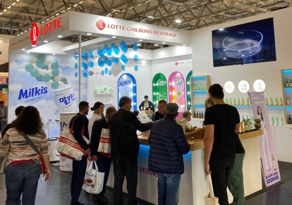 본문 이미지 - 지난해 10월 롯데칠성음료 국제식품박람회 아누가 현장(롯데칠성음료 제공)
