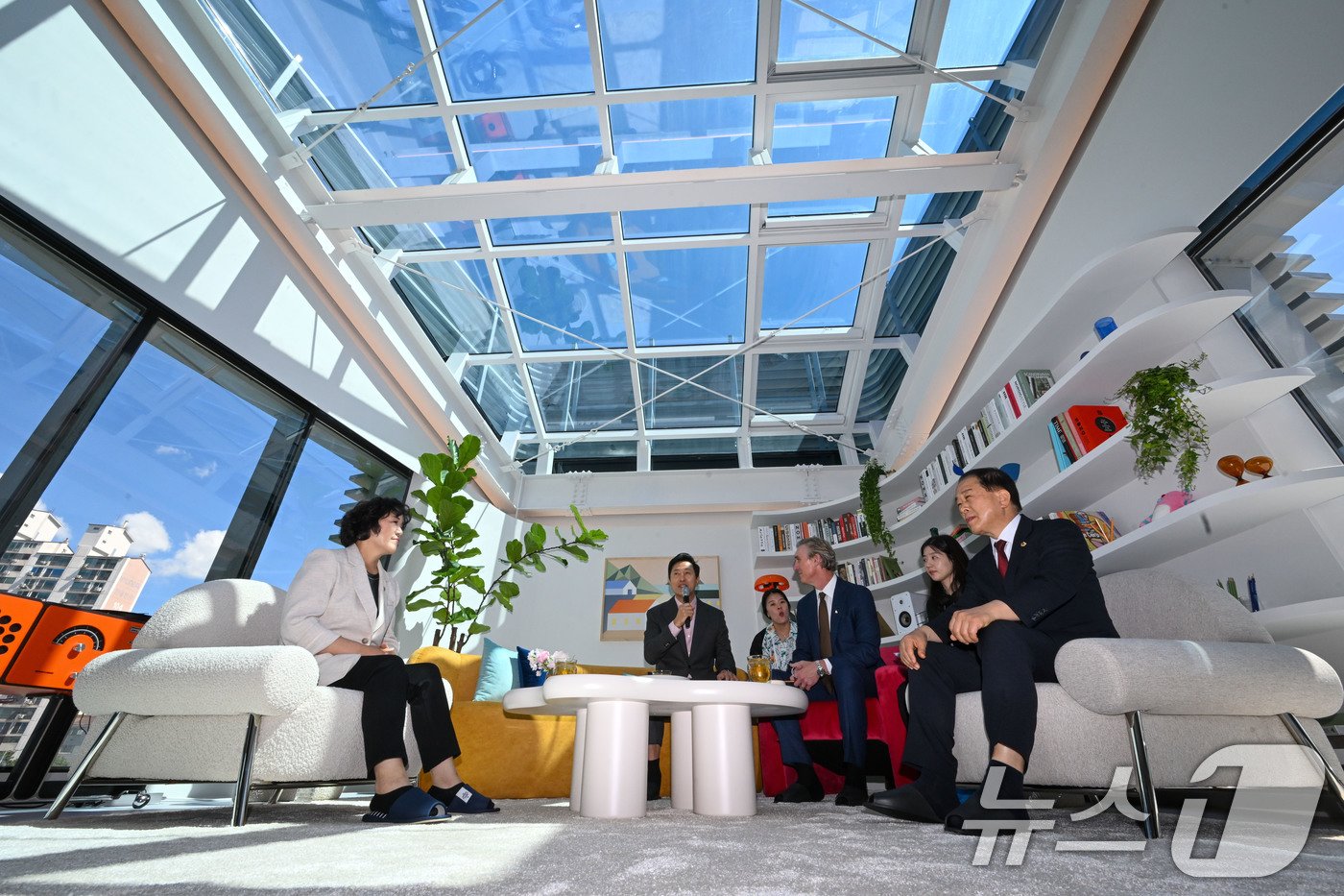 본문 이미지 - 오세훈 서울시장이 28일 오전 서울 용산구 한강대교 전망호텔 '스카이 스위트'에서 인사말을 하고 있다(공동취재) 2024.5.28/뉴스1 ⓒ News1 박지혜 기자