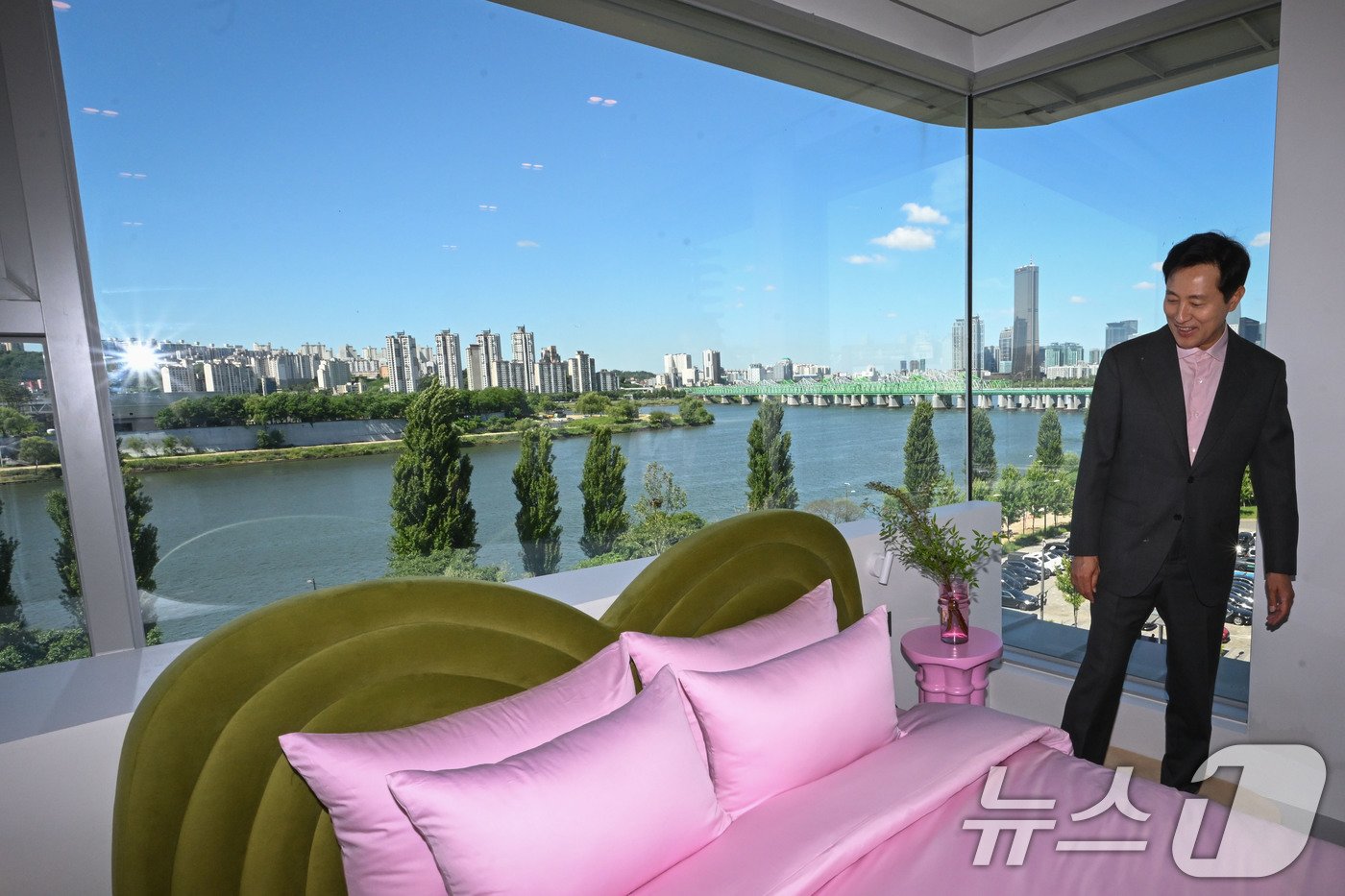 본문 이미지 - 오세훈 서울시장이 28일 오전 서울 용산구 한강대교 전망호텔 '스카이 스위트'에서 내부를 둘러보고 있다(공동취재) 2024.5.28/뉴스1 ⓒ News1 박지혜 기자