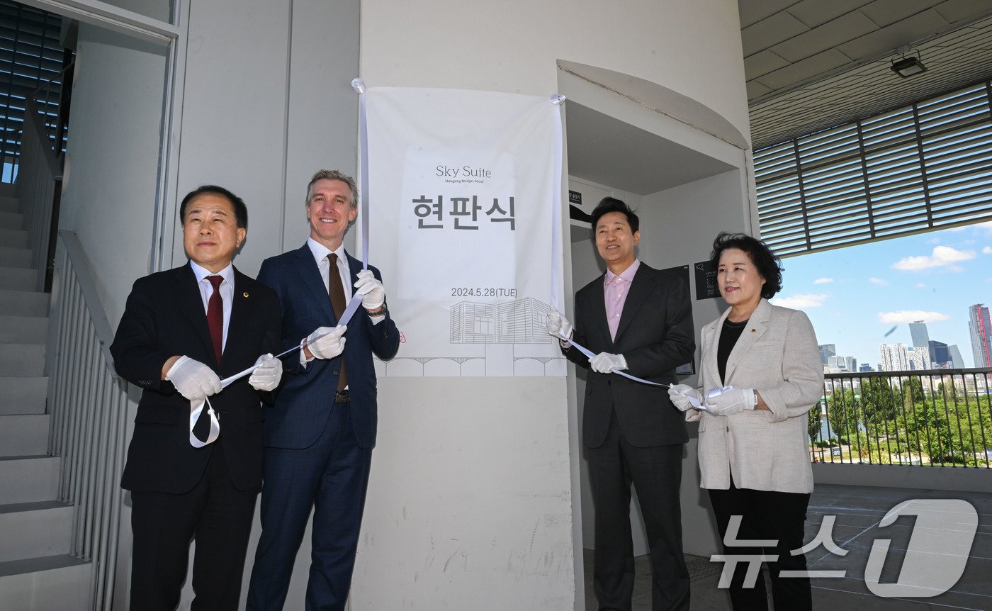 본문 이미지 - 오세훈 서울시장이 28일 오전 서울 용산구 한강대교 전망호텔 '스카이 스위트'에서 열린 사전 홍보 이벤트에서 데이브 스티븐슨 에어비엔비 CEO 등 참석자들과 '스카이 스위트' 호텔 현판 제막을 하고 있다. '전망호텔'은 한강대교 상부에 위치한 직녀카페를 리모델링해 선보이는 숙박 공간이다. (공동취재) 2024.5.28/뉴스1 ⓒ News1 박지혜 기자