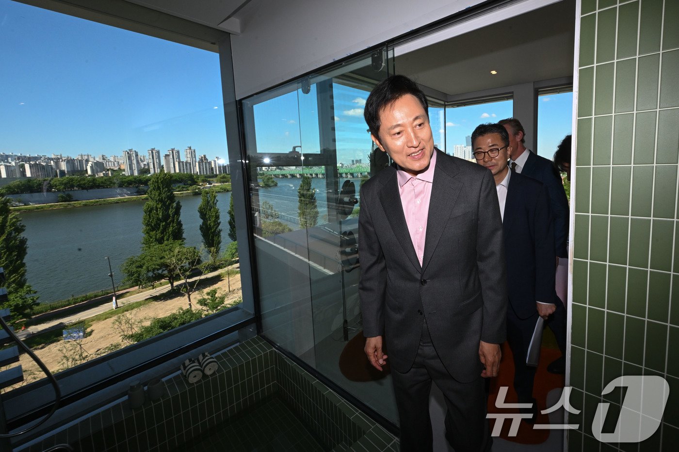 본문 이미지 - 오세훈 서울시장이 28일 오전 서울 용산구 한강대교 전망호텔 '스카이 스위트'에서 내부를 둘러보고 있다. (공동취재) 2024.5.28/뉴스1 ⓒ News1 박지혜 기자