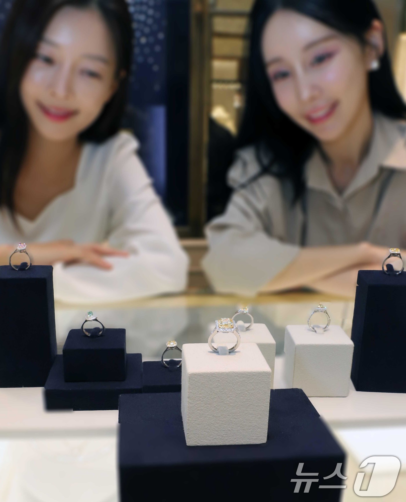 (서울=뉴스1) = 신세계백화점의 럭셔리 주얼리 브랜드 '아디르'가 다이아몬드 공급사와 손잡고 세계적으로 희귀한 컬러 다이아몬드와 고캐럿의 팬시컷 다이아몬드를 선보인다고 28일 밝 …