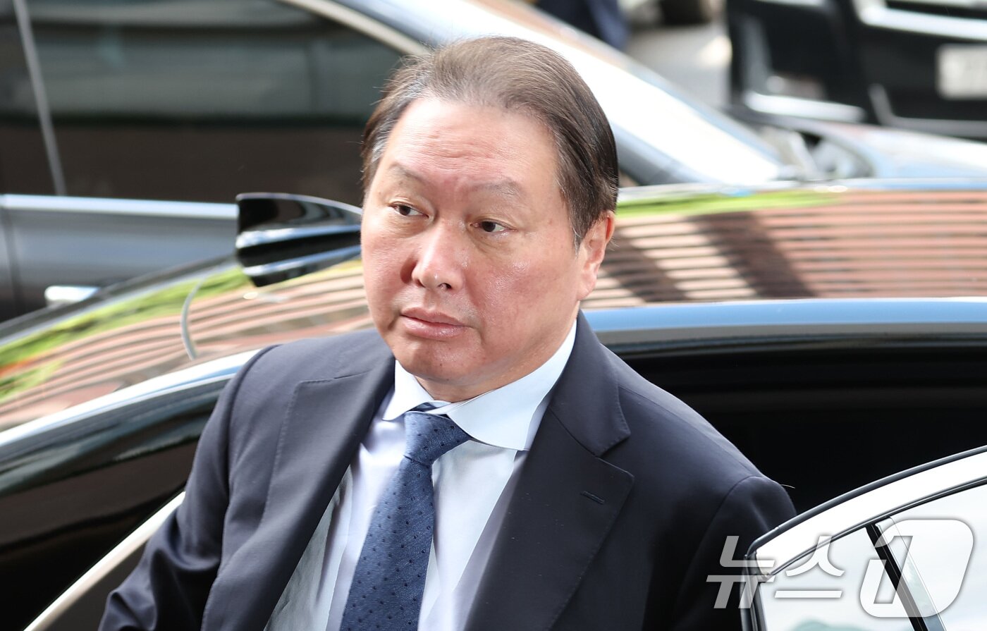 본문 이미지 - 최태원 SK그룹 회장이 28일 오후 서울 중구 롯데호텔에서 무함마드 빈 자이드 알 나하얀 아랍에미리트(UAE) 대통령과의 간담회를 위해 참석하고 있다.2024.5.28/뉴스1 ⓒ News1 김민지 기자