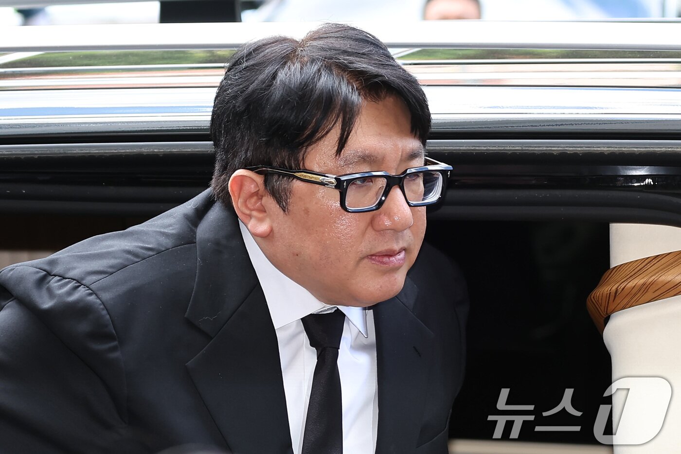 본문 이미지 - 방시혁 하이브 의장이 28일 오후 서울 중구 한 호텔에서 빈 자이드 알 나하얀 아랍에미리트&#40;UAE&#41; 대통령과의 간담회를 위해 참석하고 있다. 2024.5.28/뉴스1 ⓒ News1 김민지 기자