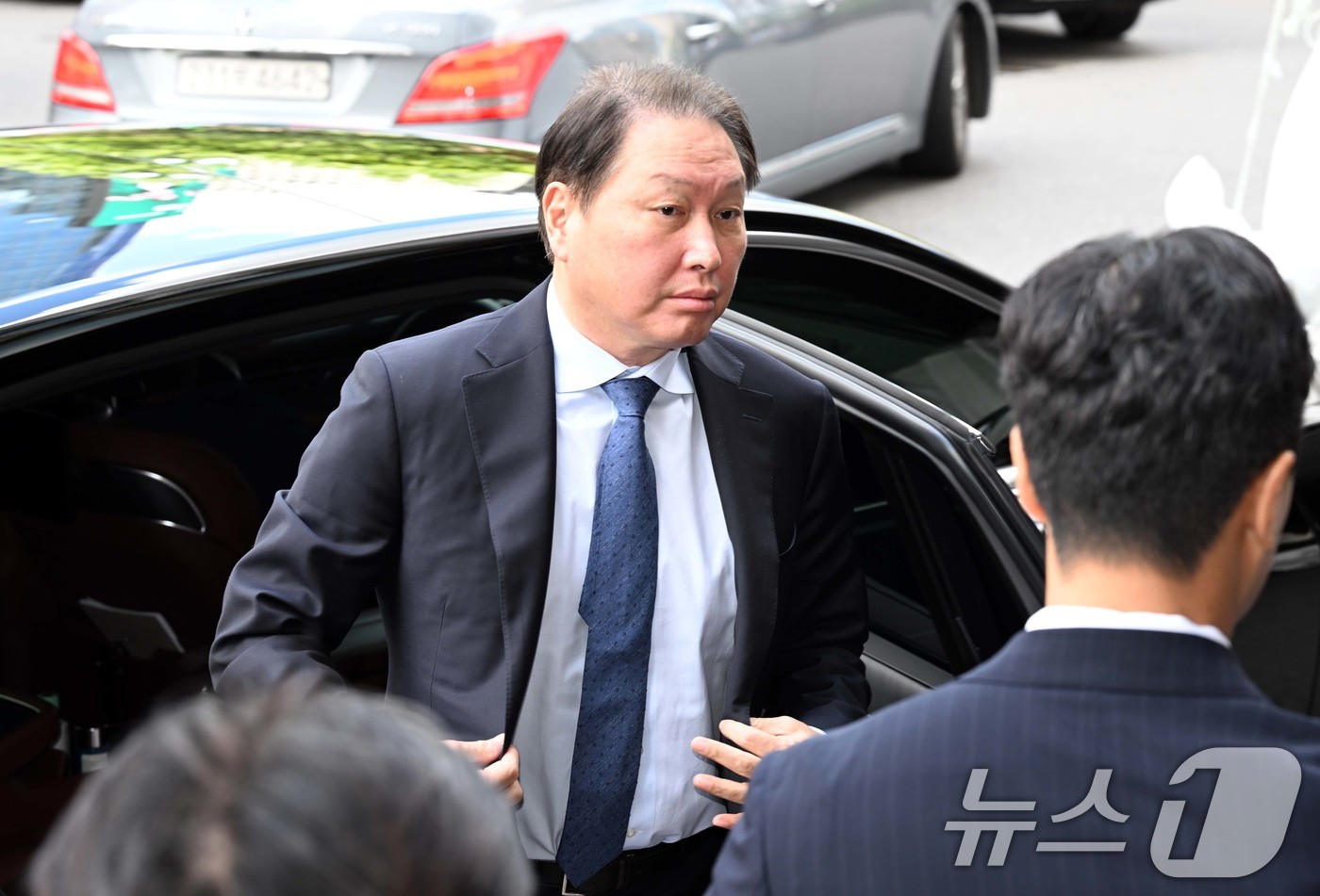 (서울=뉴스1) 김민지 기자 = 최태원 SK그룹 회장이 28일 오후 서울 중구 한 호텔에서 빈 자이드 알 나하얀 아랍에미리트(UAE) 대통령과의 간담회를 위해 참석하고 있다. (공 …