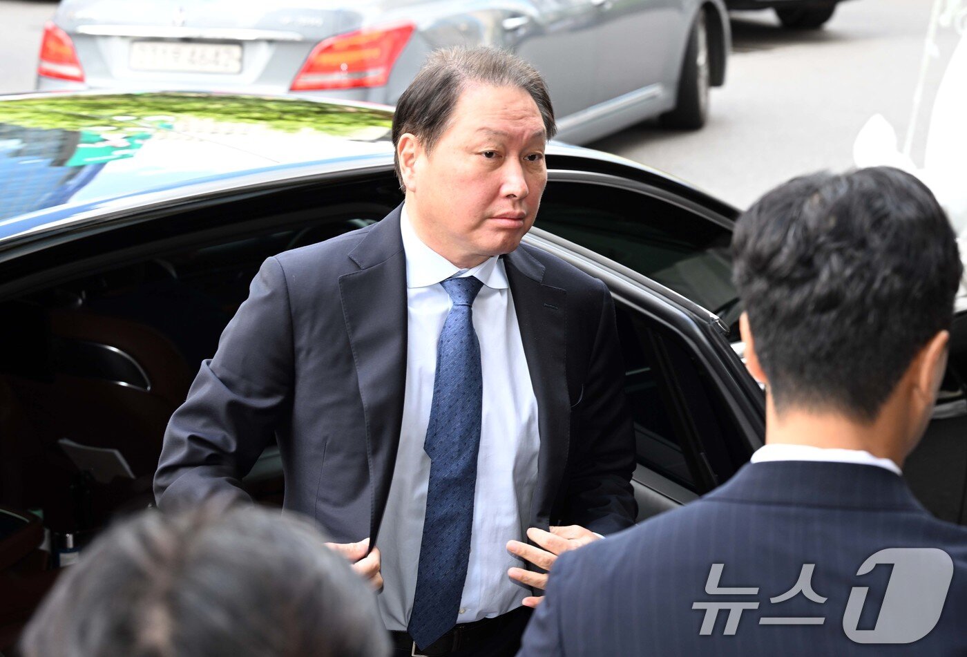 본문 이미지 - 최태원 SK그룹 회장이 28일 오후 서울 중구 한 호텔에서 빈 자이드 알 나하얀 아랍에미리트&#40;UAE&#41; 대통령과의 간담회를 위해 참석하고 있다. &#40;공동취재&#41; 2024.5.28/뉴스1 ⓒ News1 김민지 기자