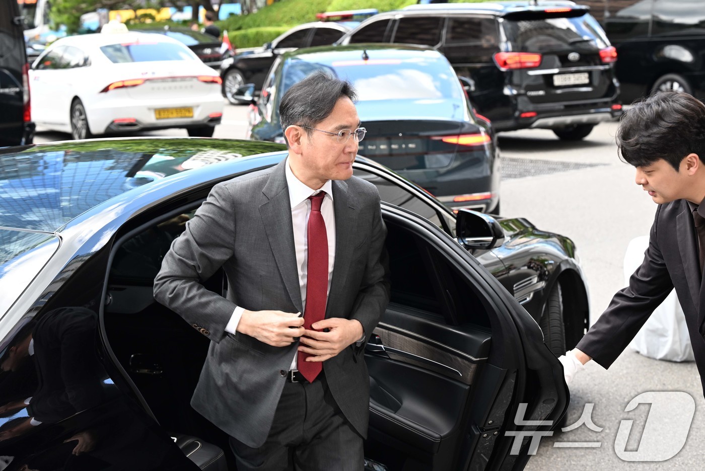(서울=뉴스1) 김민지 기자 = 이재용 삼성전자 회장이 28일 오후 서울 중구 한 호텔에서 빈 자이드 알 나하얀 아랍에미리트(UAE) 대통령과의 간담회를 위해 참석하고 있다. (공 …