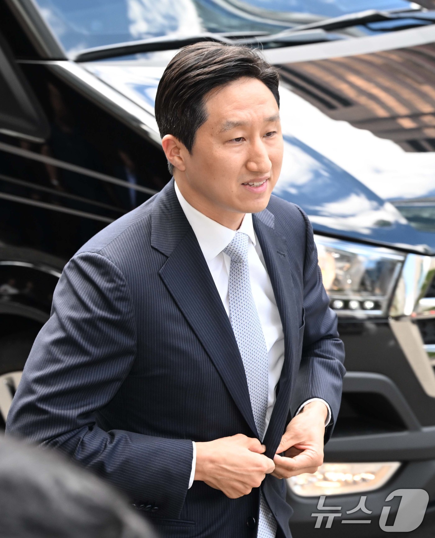 (서울=뉴스1) 김민지 기자 = 정기선 HD현대 부회장이 28일 오후 무함마드 빈 자예드 알 나흐얀 아랍에미리트(UAE) 대통령과의 티타임을 위해 서울 시내 한 호텔에 들어서고 있 …