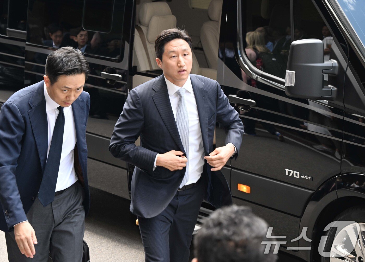 본문 이미지 - 정기선 HD현대 부회장이 28일 오후 무함마드 빈 자예드 알 나흐얀 아랍에미리트&#40;UAE&#41; 대통령과의 티타임을 위해 서울 시내 한 호텔에 들어서고 있다. &#40;공동취재&#41; 2024.5.28/뉴스1 ⓒ News1 김민지 기자