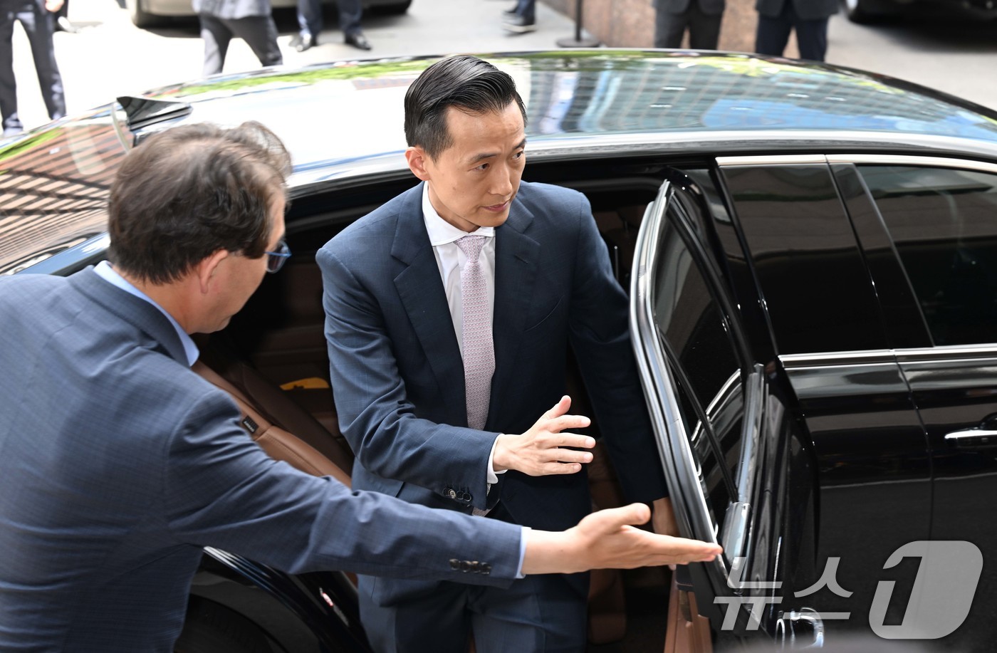(서울=뉴스1) 김민지 기자 = 김동관 한화그룹 부회장이 28일 오후 서울 중구 한 호텔에서 열린 빈 자이드 알 나하얀 아랍에미리트(UAE) 대통령과의 간담회에 참석하고 있다. ( …