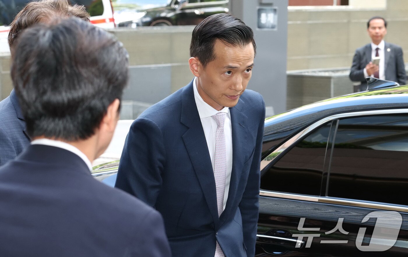 본문 이미지 - 김동관 한화그룹 부회장이 28일 오후 서울 한 호텔에서 빈 자이드 알 나하얀 아랍에미리트(UAE) 대통령과의 간담회를 위해 참석하고 있다. (공동취재) 2024.5.28/뉴스1 ⓒ News1 김민지 기자