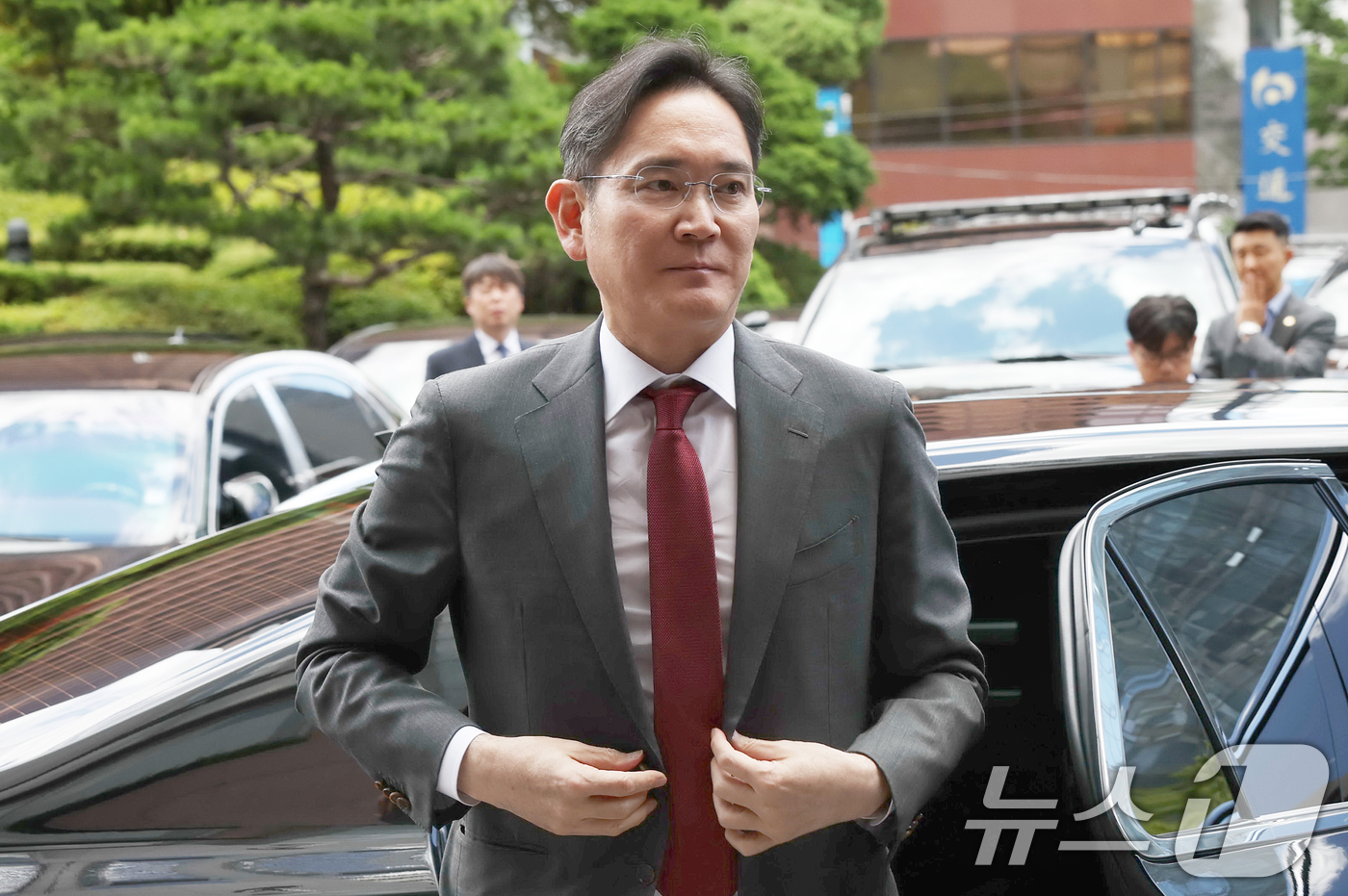 (서울=뉴스1) 김민지 기자 = 이재용 삼성전자 회장이 28일 오후 서울 중구 한 호텔에서 빈 자이드 알 나하얀 아랍에미리트(UAE) 대통령과의 간담회를 위해 참석하고 있다. (공 …