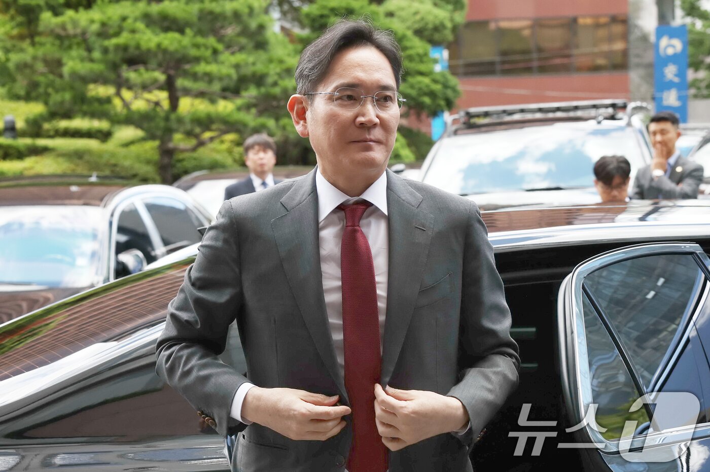 본문 이미지 - 이재용 삼성전자 회장이 28일 오후 서울 중구 한 호텔에서 빈 자이드 알 나하얀 아랍에미리트&#40;UAE&#41; 대통령과의 간담회를 위해 참석하고 있다. &#40;공동취재&#41; 2024.5.28/뉴스1 ⓒ News1 김민지 기자