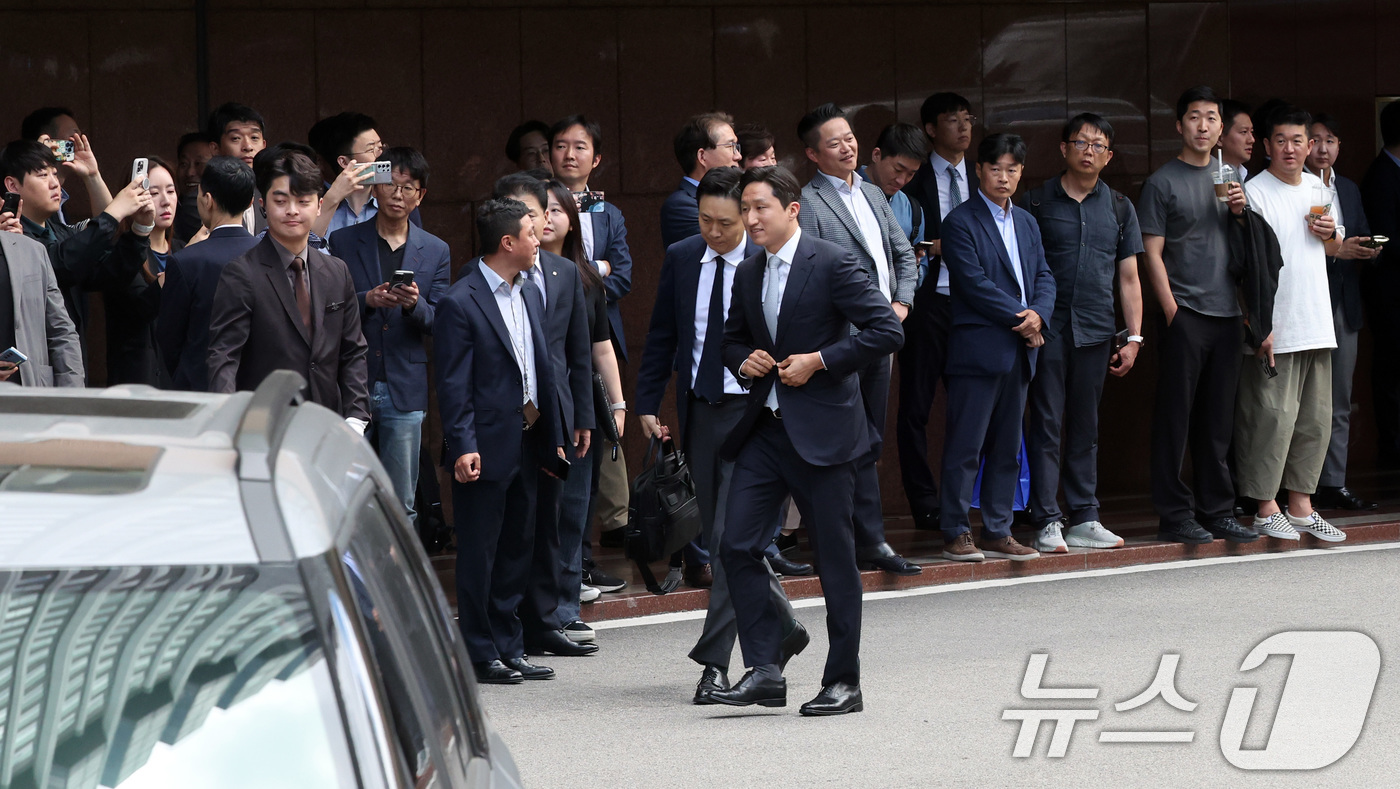 (서울=뉴스1) 김민지 기자 = 정기선 HD현대 부회장이 28일 오후 무함마드 빈 자예드 알 나흐얀 아랍에미리트(UAE) 대통령과의 티타임을 위해 서울 시내 한 호텔에 들어서고 있 …