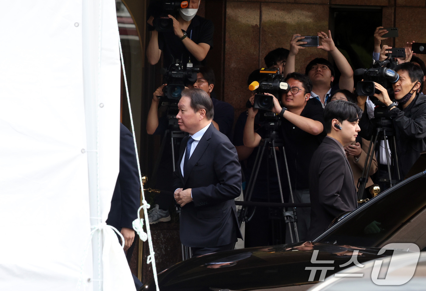 (서울=뉴스1) 김민지 기자 = 최태원 SK그룹 회장이 28일 오후 무함마드 빈 자예드 알 나흐얀 아랍에미리트(UAE) 대통령과의 티타임을 위해 서울 시내 한 호텔에 들어서고 있다 …