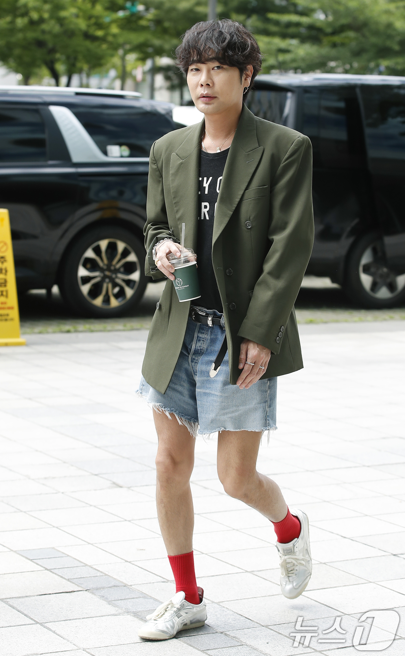 (서울=뉴스1) 권현진 기자 = 가수 뮤지가  라디오 '두시 탈출 컬투쇼'를 위해 28일 서울 양천구 목동 SBS에 도착해 이동을 하고 있다. 2024.5.28/뉴스1