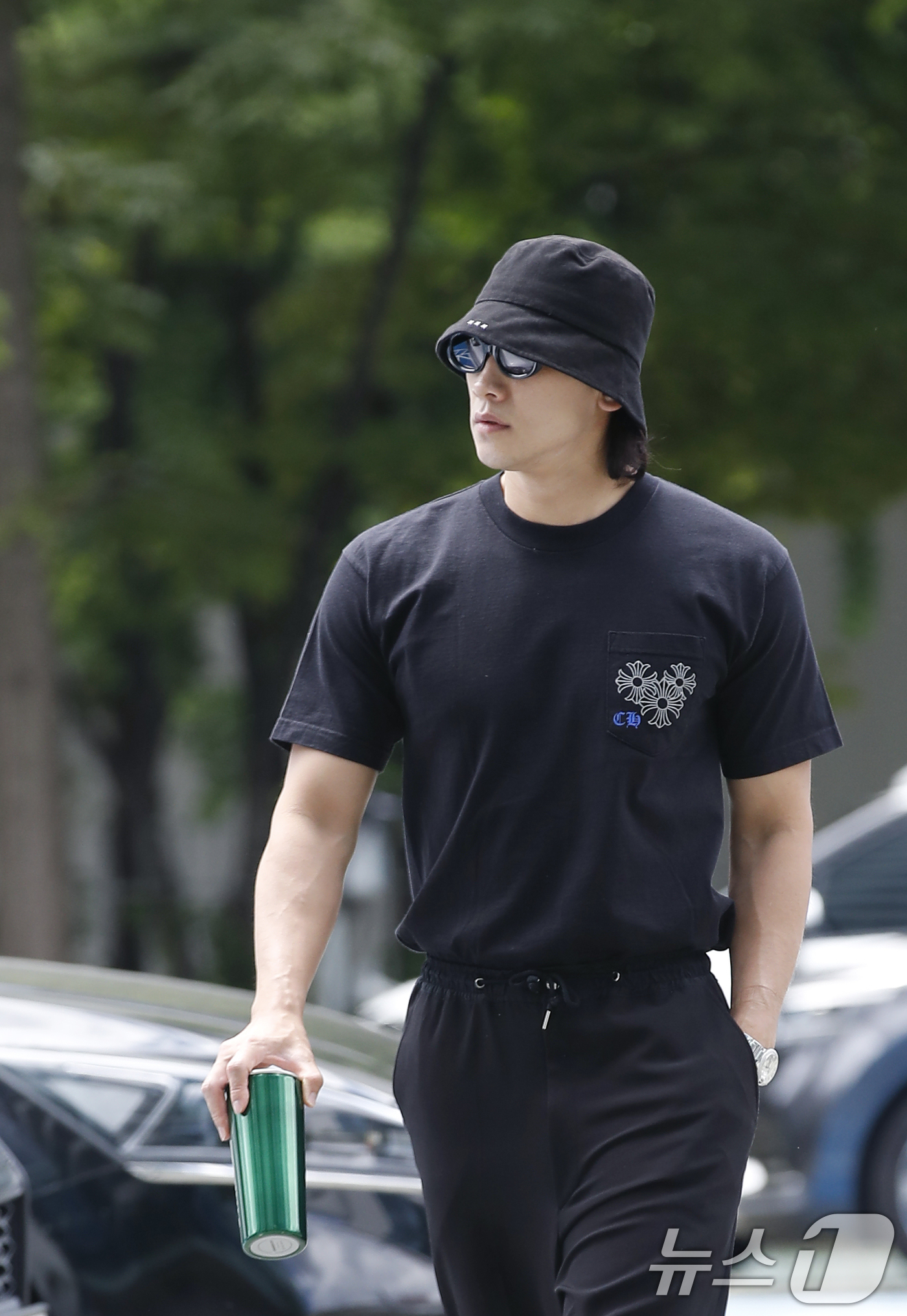 (서울=뉴스1) 권현진 기자 = 가수 비가 라디오 '두시 탈출 컬투쇼'를 위해 28일 서울 양천구 목동 SBS에 도착해 인사를 하고 있다. 2024.5.28/뉴스1