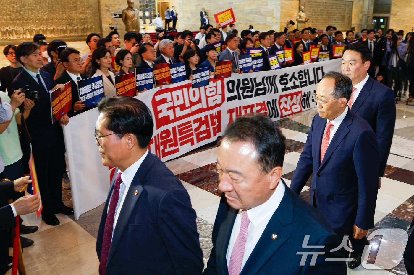 야6당 국회의원들이 28일 오후 서울 여의도 국회 본회의장 앞에서 추경호 국민의힘 원내대표를 향해 채상병 특검법&#40;순직 해병 수사 방해 및 사건 은폐 등의 진상규명을 위한 특별검사의 임명 등에 관한 법률안 재의의 건&#41; 재표결 찬성을 호소하고 있다. 2024.5.28/뉴스1 ⓒ News1 안은나 기자