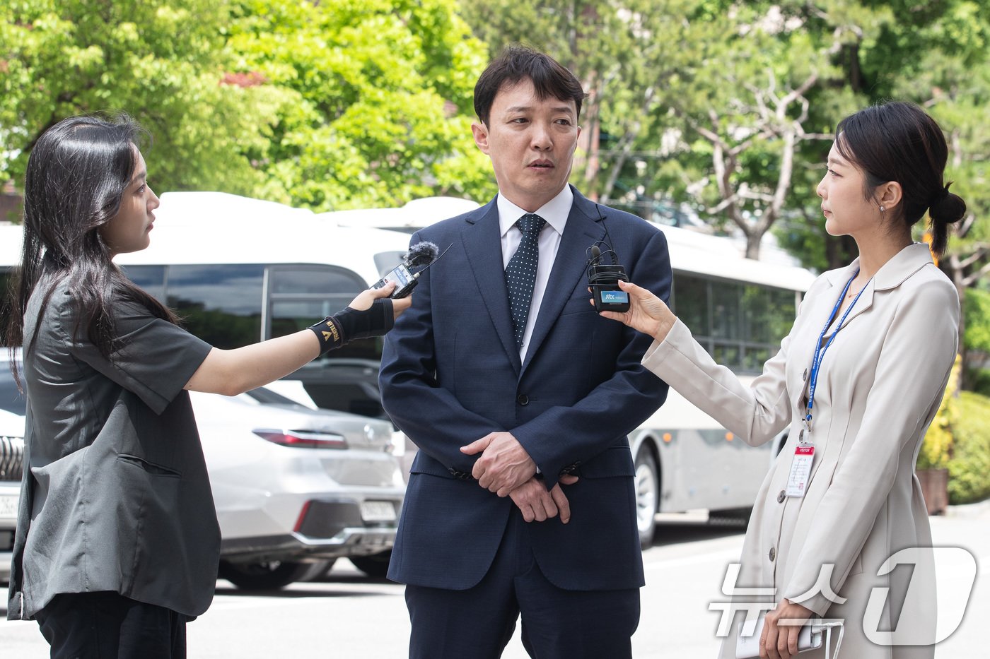 본문 이미지 - 이정섭 대전고검 검사가 지난 5월 28일 서울 종로구 헌법재판소에서 열리는 자신에 대한 탄핵 사건 2차 변론기일에 출석하며 취재진의 질문에 답하고 있다. 2024.5.28/뉴스1 ⓒ News1 유승관 기자