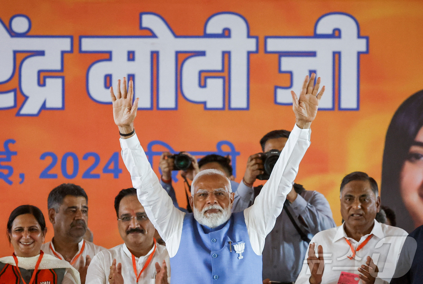 (뉴델리 로이터=뉴스1) 김예슬 기자 = 나렌드라 모디 인도 총리가 22일(현지시간) 인도 뉴델리에서 열린 선거운동 집회에서 지지자들에게 손짓을 하고 있다. 24.05.22ⓒ 로이 …