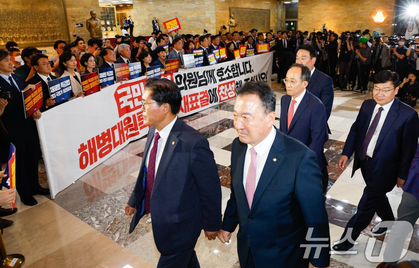본문 이미지 - 야6당 국회의원들이 28일 오후 서울 여의도 국회 본회의장 앞에서 추경호 국민의힘 원내대표를 향해 채상병 특검법(순직 해병 수사 방해 및 사건 은폐 등의 진상규명을 위한 특별검사의 임명 등에 관한 법률안 재의의 건) 재표결 찬성을 호소하고 있다. 2024.5.28/뉴스1 ⓒ News1 안은나 기자