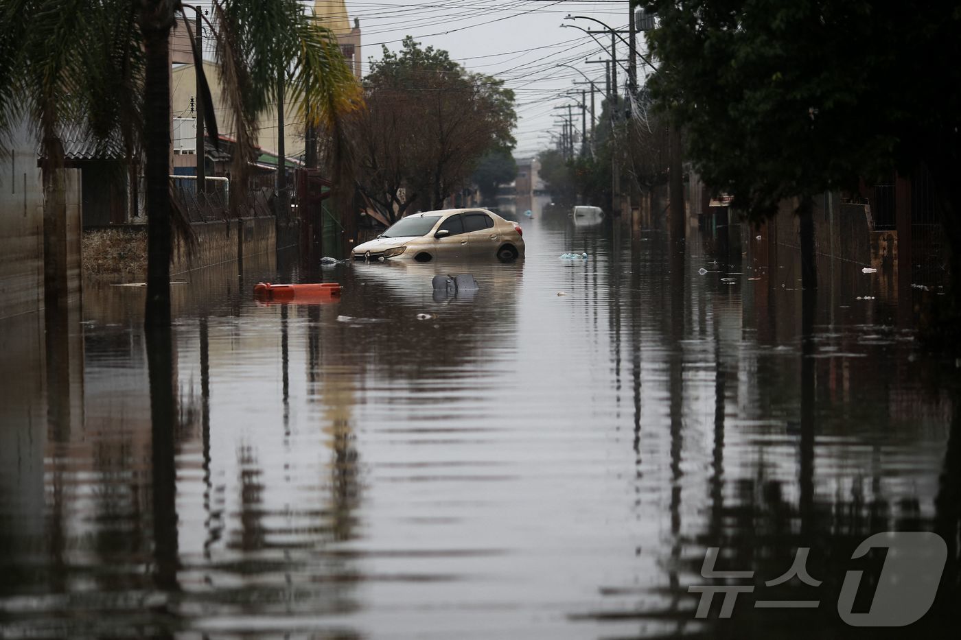 (포르투알레그레 AFP=뉴스1) 정지윤 기자 = 27일(현지시간) 브라질 히우그란지두술주 포르투알레그레에서 폭우로 가장 큰 피해를 입은 사란디 지역의 침수된 거리. 2024.05. …