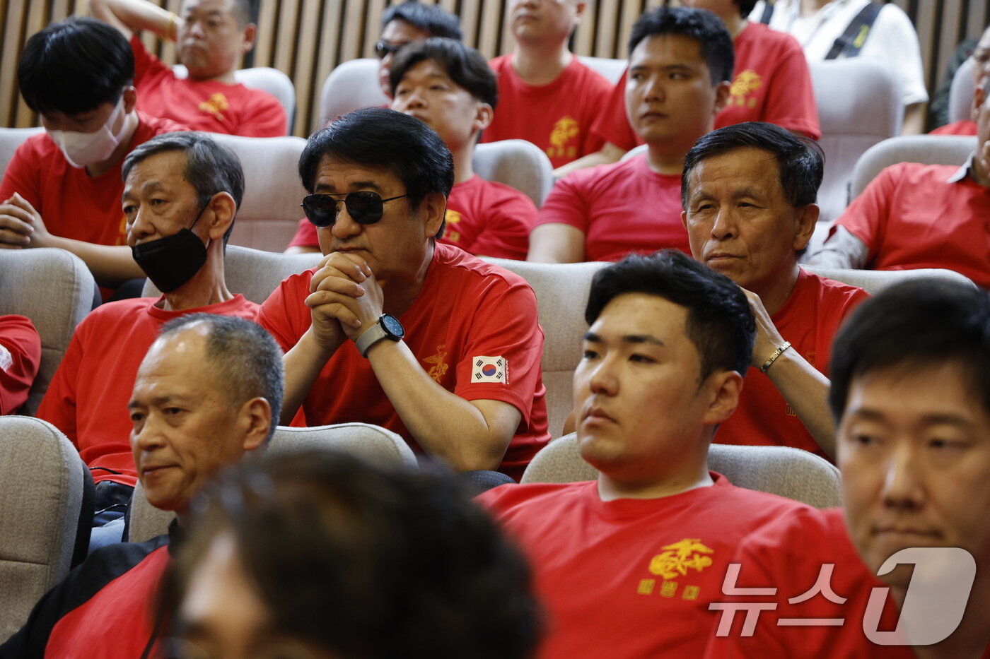 본문 이미지 - 21대 국회 마지막 본회의가 열린 28일 오후 서울 여의도 국회 본회의장에서 해병대원들과 군사망사건 유가족들이 채상병 특검법(순직 해병 수사 방해 및 사건 은폐 등의 진상규명을 위한 특별검사의 임명 등에 관한 법률안 재의의 건) 재표결을 참관하고 있다. 2024.5.28/뉴스1 ⓒ News1 안은나 기자