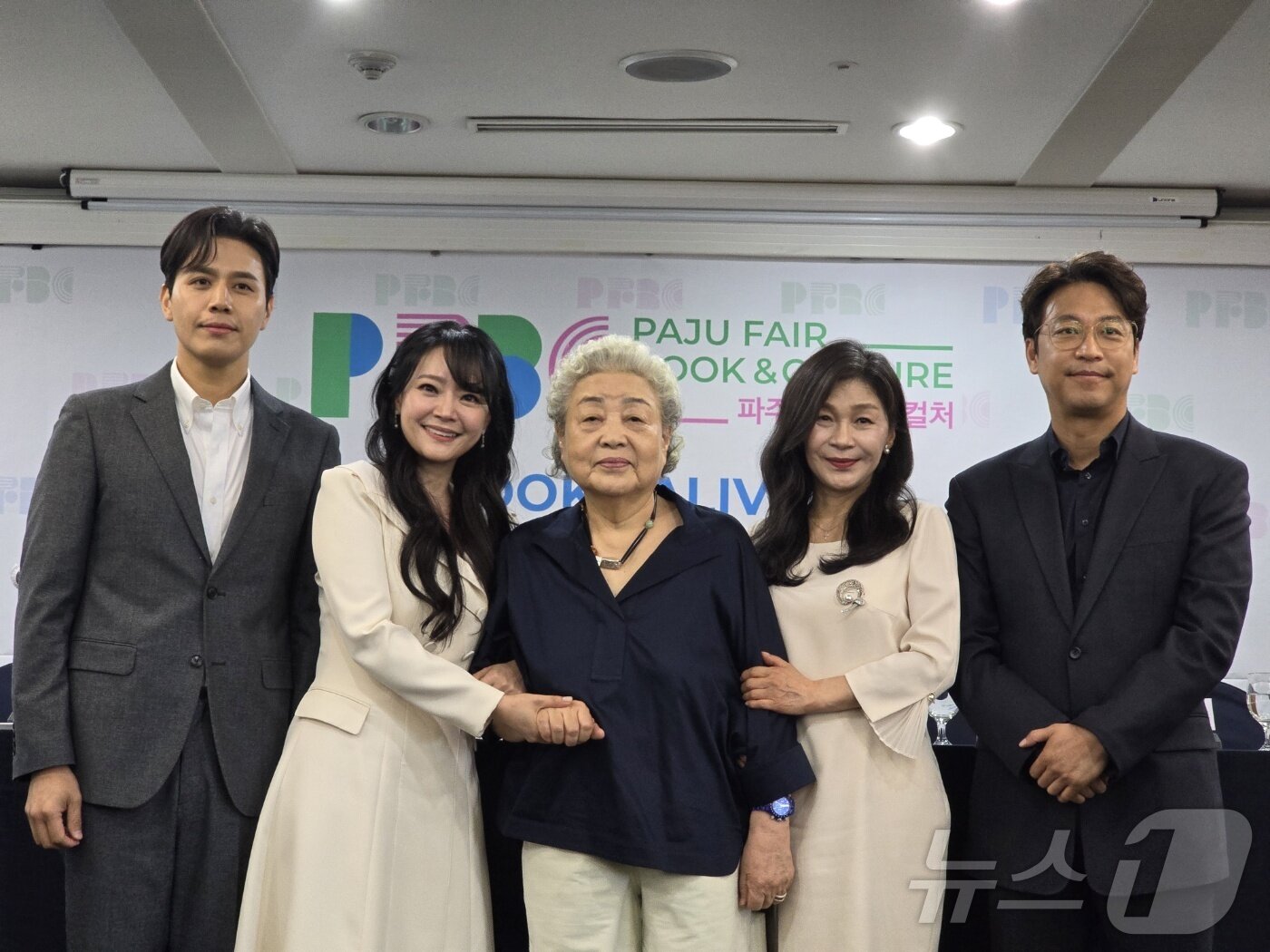 본문 이미지 - &#39;2024 파주페어_북앤컬처&#39; 출연진. 왼쪽부터 뮤지컬 배우 손준호, 김소현, 배우 강부자, 길해연, 오만석. ⓒ 뉴스1 김정한 기자