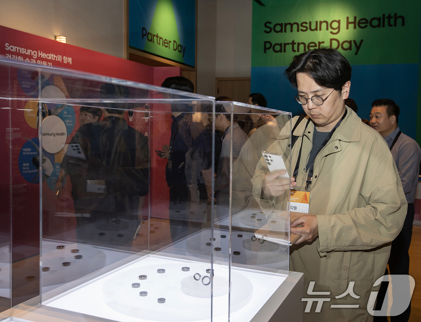 (서울=뉴스1) = 28일 경기도 성남시 그래비티 서울판교 호텔에서 열린 '삼성 헬스 파트너 데이(Samsung Health Partner Day)'에서 참석자들이 전시된 '갤럭시 …
