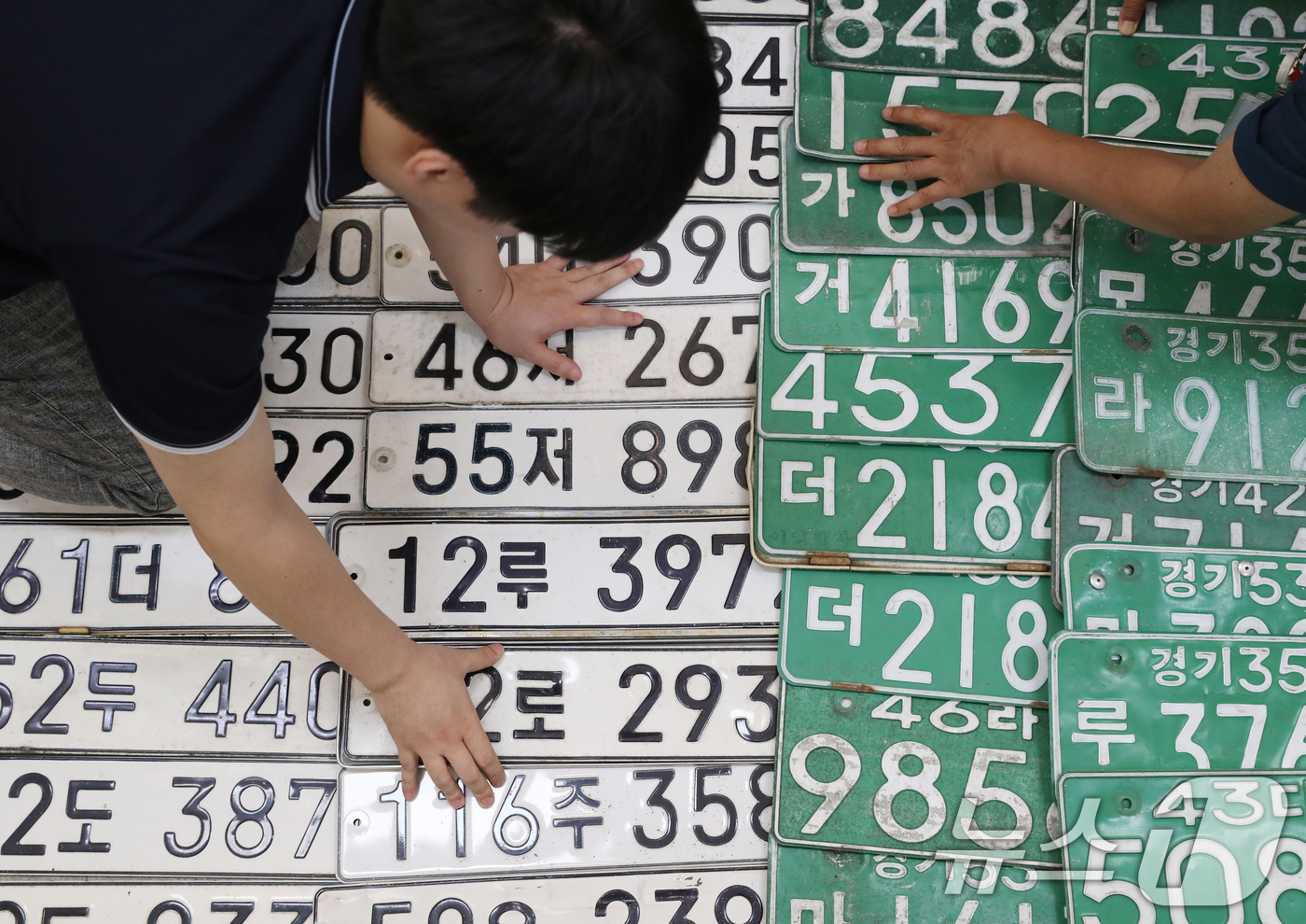 (의왕=뉴스1) 김영운 기자 = 경기도와 31개 시군이 함께 합동 일제 단속에 맞춰 ‘체납차량 번호판 영치 일제 단속의 날’ 운영을 시작한 28일 오후 경기 의왕시 고천동 의왕시청 …