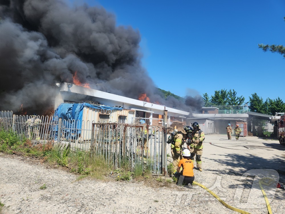 (파주=뉴스1) 양희문 기자 = 28일 오전 9시 30분께 경기 파주시 월롱면의 한 가구공장에서 불이 나 약 3시간 만에 진화됐다.이 화재로 공장 건물 1동과 내부에 있던 자재 등 …