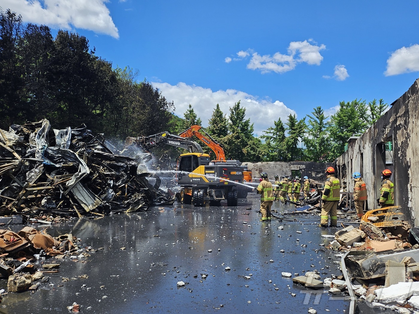 (파주=뉴스1) 양희문 기자 = 28일 오전 9시 30분께 경기 파주시 월롱면의 한 가구공장에서 불이 나 약 3시간 만에 진화됐다.이 화재로 공장 건물 1동과 내부에 있던 자재 등 …