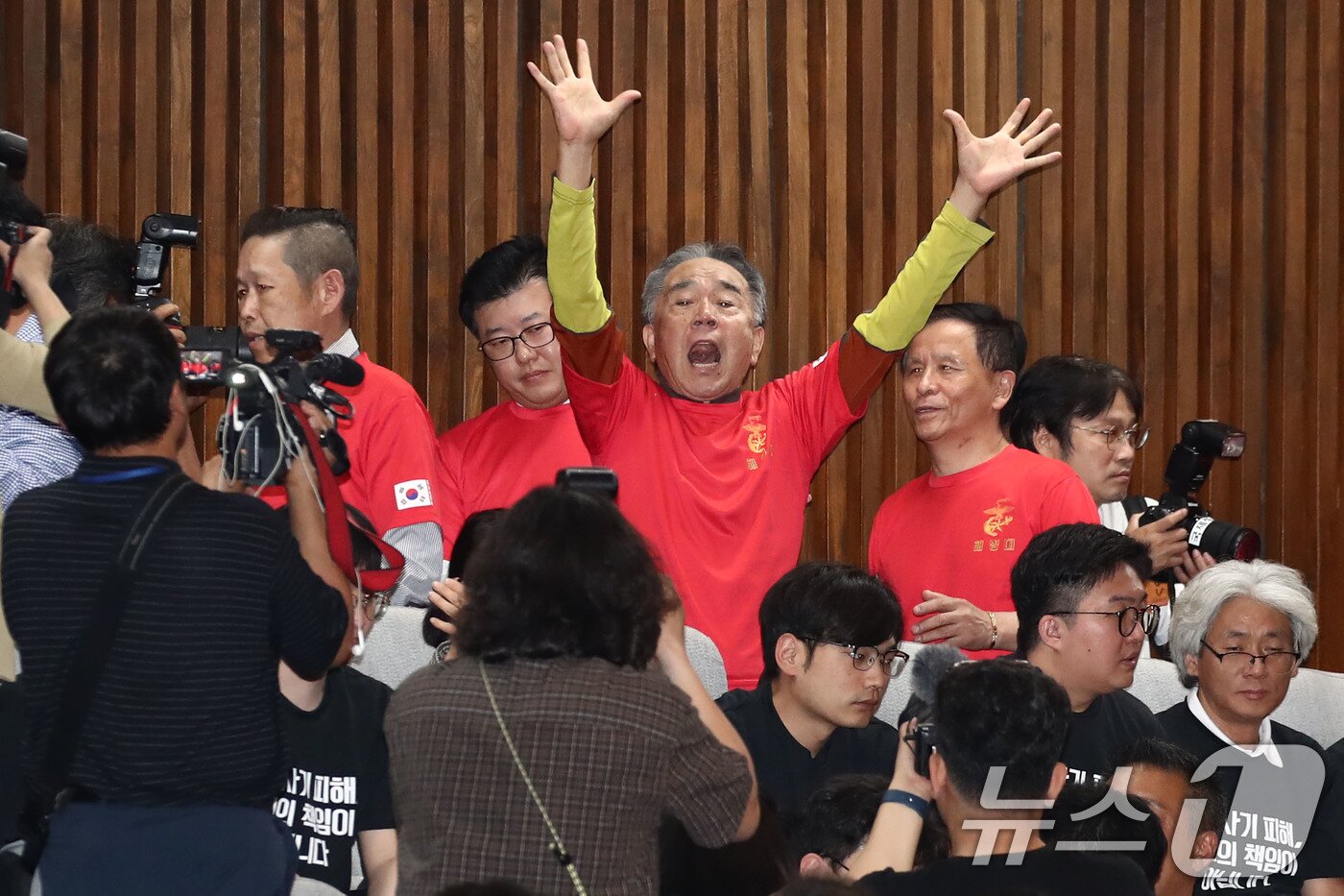 본문 이미지 - 해병대 예비역연대 회원들이 28일 오후 서울 여의도 국회 본회의장에서 열린 21대 마지막 본회의에서 채상병 특검법(순직 해병 수사 방해 및 사건 은폐 등의 진상규명을 위한 특별검사의 임명 등에 관한 법률안 재의의 건) 이 부결되자 항의하고 있다. 투표 결과, 재석 의원 294명 중, 찬성 179표·반대 111표·무효 4표로 가결 정족수(196명)에 미달해 부결됐다. 2024.5.28/뉴스1 ⓒ News1 이광호 기자